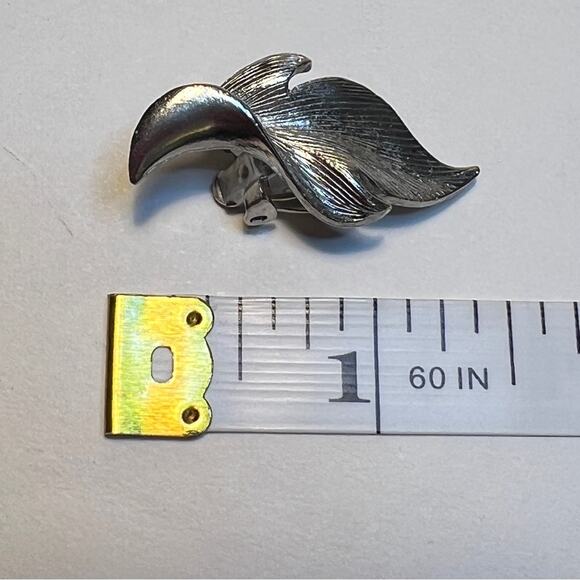 JUDY LEE VINTAGE 1950 MID CENTURY FAUX SILVER CURVY LEAF CLIP ON EARRINGS - Picture 10 of 11